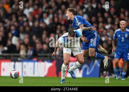 Londra, Inghilterra. 17/10/2023, Kalvin Phillips (Inghilterra)Nicolo Barella (Italia) durante la partita UEFA 'European Qualifier 2023-2024' tra Inghilterra 3-1 Italia al Wembley Stadium il 173 ottobre 2023 a Londra, Inghilterra. Credito: Maurizio Borsari/AFLO/Alamy Live News Foto Stock