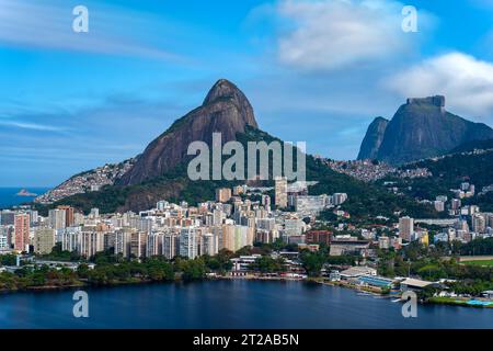 Vista mozzafiato degli edifici residenziali che circondano Lagoa, Rio de Janeiro Foto Stock