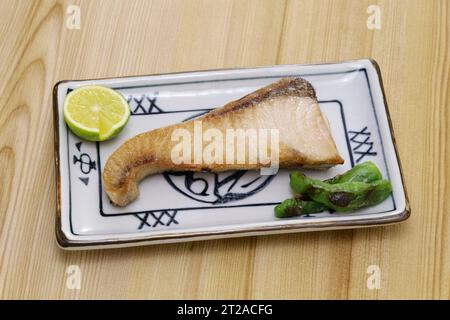 Filetto di Buri (ricciola giapponese) alla griglia con sale, cucina giapponese Foto Stock