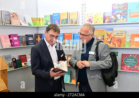 Der hessen-nassauische Kirchenpraesident und Medienbischof der EKD, Volker Jung l., besucht am 18.10.2023 Die Frankfurter Buchmesse. Jung besuchte auf Einladung des evangelischen Medienverbands in Deutschland EMVD mehrere Verlagsstaende. Rechts Juergen Asshoff von der SCM Verlagsgruppe Siehe epd-Meldung vom 18.10.2023 USO ESCLUSIVAMENTE EDITORIALE *** il presidente della chiesa dell'Assia Nassau e vescovo dei media della EKD, Volker Jung l, visita la Fiera del Libro di Francoforte il 18 10 2023 Jung ha visitato su invito della Protestant Media Association in Germania EMVD diverse case editrici Right Juergen Asshoff of Foto Stock