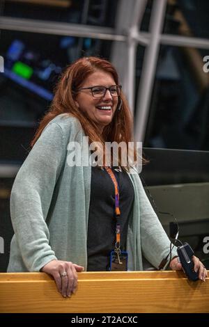 Lancio di Artemis i. Artemis i Launch Director Charlie Blackwell-Thompson si trova alla sua console nella sala di fuoco 1 all'interno del Rocco A. Petrone Launch Control Center presso il Kennedy Space Center della NASA in Florida il 4 novembre 2022, mentre il razzo NASA Space Launch System (SLS) e la navicella spaziale Orion per la missione Artemis i vengono lanciati sul Launch Pad 39B. L'obiettivo principale di Artemis i è testare a fondo i sistemi integrati prima delle missioni con equipaggio lanciando Orion sulla cima del razzo SLS, facendo funzionare la navicella spaziale in un ambiente spaziale profondo, testando lo scudo termico di Orion e recuperando il modulo dell'equipaggio Foto Stock