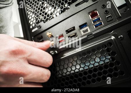 Costruzione di un nuovo computer moderno. Lato posteriore della macchina con tutte le luci necessarie. Foto Stock