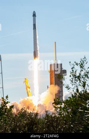 SpaceX CRS-26 Liftoff, Remote Cam n. 1. Il razzo SpaceX Falcon 9 che trasporta la navicella spaziale Dragon si solleva dal Launch Complex 39A al Kennedy Space Center della NASA in Florida il 26 novembre 2022, per la 26a missione di servizi di rifornimento commerciale della compagnia per l'agenzia alla stazione spaziale Internazionale. Il decollo era alle 14:20 EST. Dragon consegnerà più di 7.700 libbre di carico, tra cui una varietà di indagini, rifornimenti e attrezzature della NASA all'equipaggio a bordo della stazione spaziale, tra cui la prossima coppia di ISS Roll Out Solar Array (iROSA). La navicella spaziale dovrebbe spendere circa Foto Stock