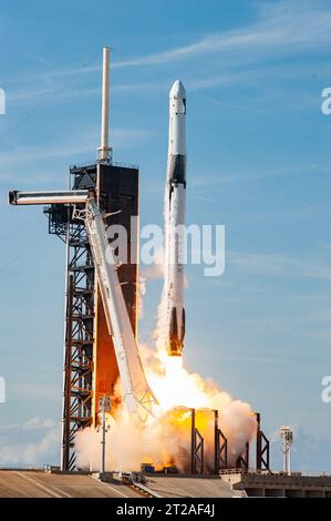 SpaceX CRS-26 Liftoff, Remote Cam n. 4. Il razzo SpaceX Falcon 9 che trasporta la navicella spaziale Dragon si solleva dal Launch Complex 39A al Kennedy Space Center della NASA in Florida il 26 novembre 2022, per la 26a missione di servizi di rifornimento commerciale della compagnia per l'agenzia alla stazione spaziale Internazionale. Il decollo era alle 14:20 EST. Dragon consegnerà più di 7.700 libbre di carico, tra cui una varietà di indagini, rifornimenti e attrezzature della NASA all'equipaggio a bordo della stazione spaziale, tra cui la prossima coppia di ISS Roll Out Solar Array (iROSA). La navicella spaziale dovrebbe spendere circa Foto Stock