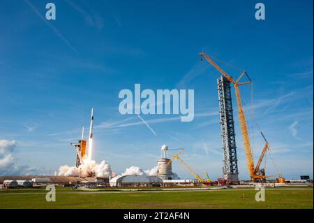 SpaceX CRS-26 Liftoff, Remote Cam n. 5. Il razzo SpaceX Falcon 9 che trasporta la navicella spaziale Dragon si solleva dal Launch Complex 39A al Kennedy Space Center della NASA in Florida il 26 novembre 2022, per la 26a missione di servizi di rifornimento commerciale della compagnia per l'agenzia alla stazione spaziale Internazionale. Il decollo era alle 14:20 EST. Dragon consegnerà più di 7.700 libbre di carico, tra cui una varietà di indagini, rifornimenti e attrezzature della NASA all'equipaggio a bordo della stazione spaziale, tra cui la prossima coppia di ISS Roll Out Solar Array (iROSA). La navicella spaziale dovrebbe spendere circa Foto Stock