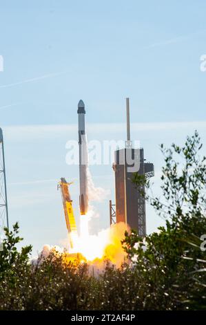 SpaceX CRS-26 Liftoff, Remote Cam n. 1. Il razzo SpaceX Falcon 9 che trasporta la navicella spaziale Dragon si solleva dal Launch Complex 39A al Kennedy Space Center della NASA in Florida il 26 novembre 2022, per la 26a missione di servizi di rifornimento commerciale della compagnia per l'agenzia alla stazione spaziale Internazionale. Il decollo era alle 14:20 EST. Dragon consegnerà più di 7.700 libbre di carico, tra cui una varietà di indagini, rifornimenti e attrezzature della NASA all'equipaggio a bordo della stazione spaziale, tra cui la prossima coppia di ISS Roll Out Solar Array (iROSA). La navicella spaziale dovrebbe spendere circa Foto Stock