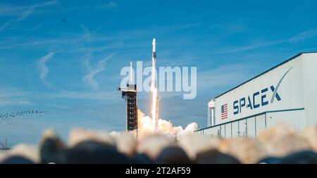 SpaceX CRS-26 Liftoff, Remote Cam n. 7. Il razzo SpaceX Falcon 9 che trasporta la navicella spaziale Dragon si solleva dal Launch Complex 39A al Kennedy Space Center della NASA in Florida il 26 novembre 2022, per la 26a missione di servizi di rifornimento commerciale della compagnia per l'agenzia alla stazione spaziale Internazionale. Il decollo era alle 14:20 EST. Dragon consegnerà più di 7.700 libbre di carico, tra cui una varietà di indagini, rifornimenti e attrezzature della NASA all'equipaggio a bordo della stazione spaziale, tra cui la prossima coppia di ISS Roll Out Solar Array (iROSA). La navicella spaziale dovrebbe spendere circa Foto Stock