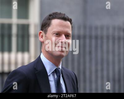 Londra, Regno Unito. 17 ottobre 2023. Alex Chalk, Segretario di Stato per la giustizia, parte dopo la riunione del Gabinetto di Downing Street n. 10. Foto Stock