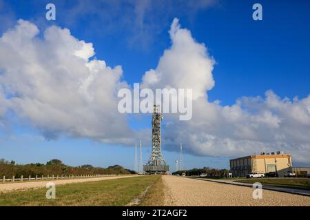 Rollback di Mobile Launcher a VAB. Il lanciatore mobile della NASA, trasportato in cima al crawler-transporter 2, ha lasciato la rampa di lancio 39B al Kennedy Space Center della NASA in Florida l'8 dicembre 2022, in seguito al successo del lancio del razzo Space Launch System (SLS) dell'agenzia e della navicella spaziale Orion durante il test di volo Artemis i il 16 novembre 2022. Il lanciatore mobile tornerà al Vehicle Assembly Building (VAB) il 9 dicembre 2022, e rimarrà all'interno del VAB per diverse settimane mentre i team lo prepareranno per la missione con equipaggio di Artemis II. Dopo la sua permanenza nel VAB, passerà al pa del lanciatore mobile Foto Stock