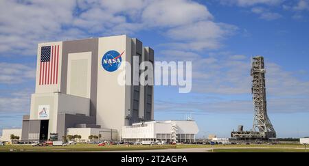 Rollback di Mobile Launcher a VAB. Il lanciatore mobile della NASA, trasportato in cima al crawler-transporter 2, ha lasciato la rampa di lancio 39B al Kennedy Space Center della NASA in Florida l'8 dicembre 2022, in seguito al successo del lancio del razzo Space Launch System (SLS) dell'agenzia e della navicella spaziale Orion durante il test di volo Artemis i il 16 novembre 2022. Il lanciatore mobile tornerà al Vehicle Assembly Building (VAB) il 9 dicembre 2022, e rimarrà all'interno del VAB per diverse settimane mentre i team lo prepareranno per la missione con equipaggio di Artemis II. Dopo la sua permanenza nel VAB, passerà al pa del lanciatore mobile Foto Stock