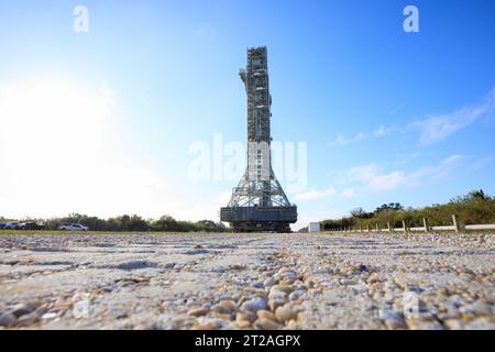 Rollback di Mobile Launcher a VAB. Il lanciatore mobile della NASA, trasportato in cima al crawler-transporter 2, ha lasciato la rampa di lancio 39B al Kennedy Space Center della NASA in Florida l'8 dicembre 2022, in seguito al successo del lancio del razzo Space Launch System (SLS) dell'agenzia e della navicella spaziale Orion durante il test di volo Artemis i il 16 novembre 2022. Il lanciatore mobile tornerà al Vehicle Assembly Building (VAB) il 9 dicembre 2022, e rimarrà all'interno del VAB per diverse settimane mentre i team lo prepareranno per la missione con equipaggio di Artemis II. Dopo la sua permanenza nel VAB, passerà al pa del lanciatore mobile Foto Stock