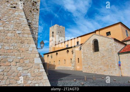 La cattedrale di Antibes e il Museo Picasso nella città vecchia di Antibes, nel sud della Francia. Foto Stock