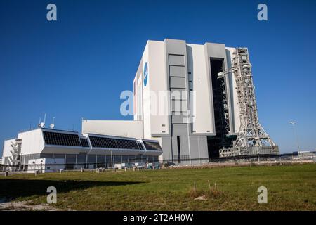 Rollback post-lancio di Artemis i Mobile Launcher. Il lanciatore mobile della NASA, portato in cima al crawler-transporter 2, arriva all'ingresso del Vehicle Assembly Building (VAB) al Kennedy Space Center della NASA in Florida. Il lanciatore mobile ha lasciato la rampa di lancio 39B l'8 dicembre 2022, in seguito al successo del lancio del razzo Space Launch System (SLS) dell'agenzia e della navicella Orion durante il test di volo Artemis i il 16 novembre 2022 ed è tornato al VAB il 9 dicembre 2022. Il lanciatore mobile rimane all'interno del VAB mentre le squadre lo preparano per la missione con equipaggio di Artemis II. Dopo la sua permanenza nel VAB, lo farà Foto Stock