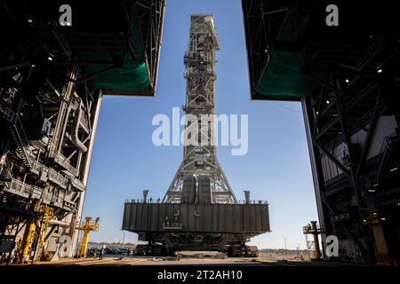 All'interno del Vehicle Assembly Building (VAB) del Kennedy Space Center, il lanciatore mobile della NASA, trasportato da un trasportatore cingolato 2, arriva alla corsia di trasferimento il 9 dicembre 2022, dopo il lancio di Artemis i il 16 novembre 2022. Rimarrà nel VAB per i preparativi della missione con equipaggio di Artemis II e successivamente andrà al sito del parco per modifiche e test. Foto Stock