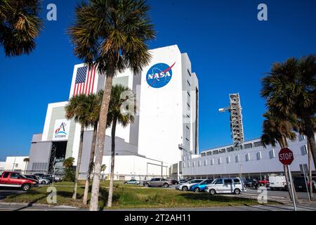 Rollback post-lancio di Artemis i Mobile Launcher. Il lanciatore mobile della NASA, portato in cima al crawler-transporter 2, arriva all'ingresso del Vehicle Assembly Building (VAB) al Kennedy Space Center della NASA in Florida. Il lanciatore mobile ha lasciato la rampa di lancio 39B l'8 dicembre 2022, in seguito al successo del lancio del razzo Space Launch System (SLS) dell'agenzia e della navicella Orion durante il test di volo Artemis i il 16 novembre 2022 ed è tornato al VAB il 9 dicembre 2022. Il lanciatore mobile rimane all'interno del VAB mentre le squadre lo preparano per la missione con equipaggio di Artemis II. Dopo la sua permanenza nel VAB, lo farà Foto Stock