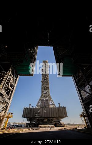 All'interno del Vehicle Assembly Building (VAB) del Kennedy Space Center, il lanciatore mobile della NASA, portato in cima al cingolato-trasportatore 2, arriva alla corsia di trasferimento il 9 dicembre 2022, dopo il test di volo Artemis i il 16 novembre 2022. Rimarrà nel VAB per i preparativi della missione Artemis II e successivamente si sposterà nel sito del parco di lancio mobile per modifiche e test. Foto Stock