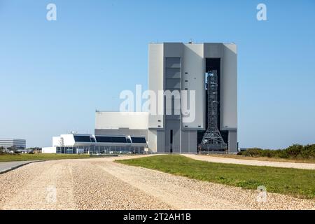 Rollback post-lancio di Artemis i Mobile Launcher. Il lanciatore mobile della NASA, portato in cima al crawler-transporter 2, si muove all'interno del Vehicle Assembly Building (VAB) presso il Kennedy Space Center della NASA in Florida il 9 dicembre 2022, dopo il successo del lancio del razzo Space Launch System (SLS) dell'agenzia e della navicella Orion durante il test di volo Artemis i il 16 novembre, 2022. Il lanciatore mobile rimarrà all'interno del VAB per diverse settimane mentre le squadre lo prepareranno per la missione con equipaggio di Artemis II. Dopo la sua permanenza nel VAB, andrà al sito del parco di lancio mobile a Kennedy dove lo farà Foto Stock