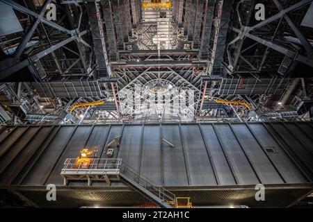 Il lanciatore mobile della NASA, portato in cima al trasportatore cingolato 2, viene spostato all'interno della High Bay 3 del Vehicle Assembly Building (VAB) al Kennedy Space Center, Florida, il 9 dicembre 2022, dopo il test di volo Artemis i del 16 novembre 2022. Rimarrà nel VAB per i preparativi di Artemis II e successivamente andrà al sito del parco di lancio mobile per modifiche e test. Foto Stock