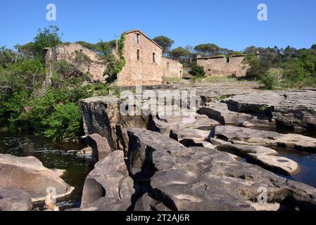 Villaggio abbandonato, Amleto e segheria alle cascate di Aille, o Cascade de l'Aille, sul fiume Aille vicino a Vidauban Var Provence Francia Foto Stock