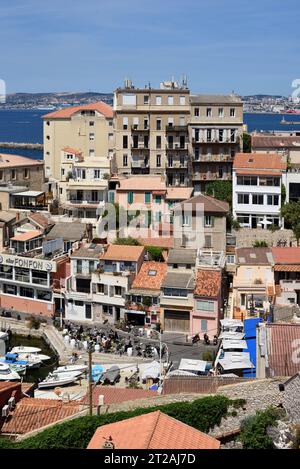 Vista sui tetti delle vecchie case o delle tradizionali case cittadine nel Vallon des Auffes con la baia di Marsiglia o il Mediterraneo dietro la Francia Foto Stock