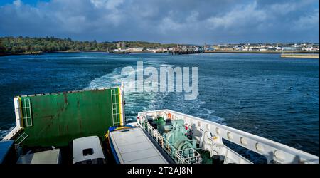 Il traghetto MV Loch Seaforth lascia Stornoway nelle Ebridi esterne in direzione di Ullapool sulla terraferma scozzese Foto Stock