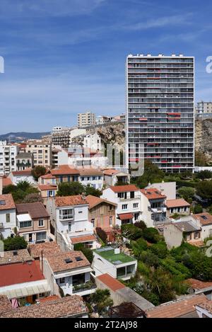 Blocco Torre 22 piani 'la grande Corniche' (1964) di Louis Olmeta, Towers Above Traditional Houses at the Vallon des Auffes Marseille France Foto Stock