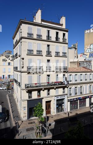 Edificio angolare e facciata degli edifici del 19th a Cours Lieutaud Noailles Marsiglia Francia Foto Stock