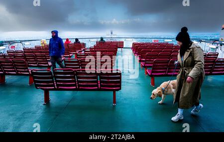 Le piogge e i forti venti seguono il traghetto da Stornoway nelle Ebridi esterne in direzione di Ullapool, Scozia Foto Stock