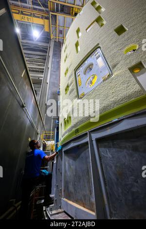 Tecnici sollevano, preparano l'Intertank Artemis III SLS per la prossima fase di produzione presso la NASA Michoud. I tecnici della Michoud Assembly Facility della NASA a New Orleans sollevano il cardine del SLS (Space Launch System) per la missione della NASA Artemis III di spostarlo in un'altra posizione nella fabbrica di 43 acri per ulteriori ispezioni e produzione. L'intertank è la spina dorsale dello stadio centrale del razzo ed è situato tra il serbatoio di idrogeno liquido del mega razzo e il serbatoio di ossigeno liquido. Oltre a unirsi ai due enormi carri armati propellente del razzo, l'intercarro ospita avionica ed elect Foto Stock