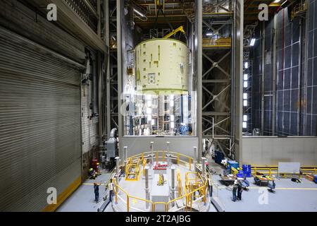 Tecnici sollevano, preparano l'Intertank Artemis III SLS per la prossima fase di produzione presso la NASA Michoud. I tecnici della Michoud Assembly Facility della NASA a New Orleans sollevano il cardine del SLS (Space Launch System) per la missione della NASA Artemis III di spostarlo in un'altra posizione nella fabbrica di 43 acri per ulteriori ispezioni e produzione. L'intertank è la spina dorsale dello stadio centrale del razzo ed è situato tra il serbatoio di idrogeno liquido del mega razzo e il serbatoio di ossigeno liquido. Oltre a unirsi ai due enormi carri armati propellente del razzo, l'intercarro ospita avionica ed elect Foto Stock
