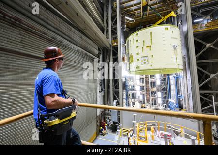 Tecnici sollevano, preparano l'Intertank Artemis III SLS per la prossima fase di produzione presso la NASA Michoud. I tecnici della Michoud Assembly Facility della NASA a New Orleans sollevano il cardine del SLS (Space Launch System) per la missione della NASA Artemis III di spostarlo in un'altra posizione nella fabbrica di 43 acri per ulteriori ispezioni e produzione. L'intertank è la spina dorsale dello stadio centrale del razzo ed è situato tra il serbatoio di idrogeno liquido del mega razzo e il serbatoio di ossigeno liquido. Oltre a unirsi ai due enormi carri armati propellente del razzo, l'intercarro ospita avionica ed elect Foto Stock