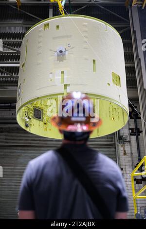 Tecnici sollevano, preparano l'Intertank Artemis III SLS per la prossima fase di produzione presso la NASA Michoud. I tecnici della Michoud Assembly Facility della NASA a New Orleans sollevano il cardine del SLS (Space Launch System) per la missione della NASA Artemis III di spostarlo in un'altra posizione nella fabbrica di 43 acri per ulteriori ispezioni e produzione. L'intertank è la spina dorsale dello stadio centrale del razzo ed è situato tra il serbatoio di idrogeno liquido del mega razzo e il serbatoio di ossigeno liquido. Oltre a unirsi ai due enormi carri armati propellente del razzo, l'intercarro ospita avionica ed elect Foto Stock
