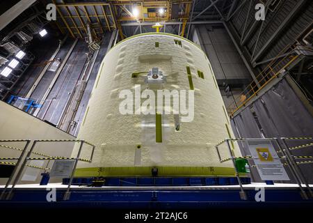 Tecnici sollevano, preparano l'Intertank Artemis III SLS per la prossima fase di produzione presso la NASA Michoud. I tecnici della Michoud Assembly Facility della NASA a New Orleans sollevano il cardine del SLS (Space Launch System) per la missione della NASA Artemis III di spostarlo in un'altra posizione nella fabbrica di 43 acri per ulteriori ispezioni e produzione. L'intertank è la spina dorsale dello stadio centrale del razzo ed è situato tra il serbatoio di idrogeno liquido del mega razzo e il serbatoio di ossigeno liquido. Oltre a unirsi ai due enormi carri armati propellente del razzo, l'intercarro ospita avionica ed elect Foto Stock