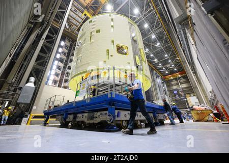 Tecnici sollevano, preparano l'Intertank Artemis III SLS per la prossima fase di produzione presso la NASA Michoud. I tecnici della Michoud Assembly Facility della NASA a New Orleans sollevano il cardine del SLS (Space Launch System) per la missione della NASA Artemis III di spostarlo in un'altra posizione nella fabbrica di 43 acri per ulteriori ispezioni e produzione. L'intertank è la spina dorsale dello stadio centrale del razzo ed è situato tra il serbatoio di idrogeno liquido del mega razzo e il serbatoio di ossigeno liquido. Oltre a unirsi ai due enormi carri armati propellente del razzo, l'intercarro ospita avionica ed elect Foto Stock