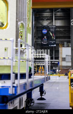 Tecnici sollevano, preparano l'Intertank Artemis III SLS per la prossima fase di produzione presso la NASA Michoud. I tecnici della Michoud Assembly Facility della NASA a New Orleans sollevano il cardine del SLS (Space Launch System) per la missione della NASA Artemis III di spostarlo in un'altra posizione nella fabbrica di 43 acri per ulteriori ispezioni e produzione. L'intertank è la spina dorsale dello stadio centrale del razzo ed è situato tra il serbatoio di idrogeno liquido del mega razzo e il serbatoio di ossigeno liquido. Oltre a unirsi ai due enormi carri armati propellente del razzo, l'intercarro ospita avionica ed elect Foto Stock