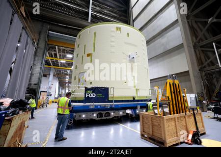 Tecnici sollevano, preparano l'Intertank Artemis III SLS per la prossima fase di produzione presso la NASA Michoud. I tecnici della Michoud Assembly Facility della NASA a New Orleans sollevano il cardine del SLS (Space Launch System) per la missione della NASA Artemis III di spostarlo in un'altra posizione nella fabbrica di 43 acri per ulteriori ispezioni e produzione. L'intertank è la spina dorsale dello stadio centrale del razzo ed è situato tra il serbatoio di idrogeno liquido del mega razzo e il serbatoio di ossigeno liquido. Oltre a unirsi ai due enormi carri armati propellente del razzo, l'intercarro ospita avionica ed elect Foto Stock