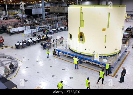 Tecnici sollevano, preparano l'Intertank Artemis III SLS per la prossima fase di produzione presso la NASA Michoud. I tecnici della Michoud Assembly Facility della NASA a New Orleans sollevano il cardine del SLS (Space Launch System) per la missione della NASA Artemis III di spostarlo in un'altra posizione nella fabbrica di 43 acri per ulteriori ispezioni e produzione. L'intertank è la spina dorsale dello stadio centrale del razzo ed è situato tra il serbatoio di idrogeno liquido del mega razzo e il serbatoio di ossigeno liquido. Oltre a unirsi ai due enormi carri armati propellente del razzo, l'intercarro ospita avionica ed elect Foto Stock
