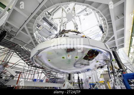 Installazione dello scudo termico Artemis II. Le squadre installano lo scudo termico sulla navicella Artemis II Orion all'interno della baia alta del Neil Armstrong Operations and Checkout Building al Kennedy Space Center della NASA in Florida il 22 giugno 2023. Lo scudo largo 16,5 metri garantirà il ritorno sicuro degli astronauti a bordo, mentre la navicella viaggia a una velocità di circa 25.000 miglia all'ora e sperimenta temperature esterne di quasi 5.000 gradi Fahrenheit. Artemis II sarà la prima missione con astronauti sotto Artemis che testerà e controllerà tutti i sistemi di Orion necessari per il futuro equipaggio Foto Stock