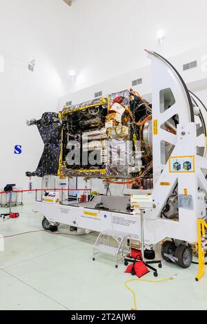 Elaborazione di veicoli spaziali Prelaunch Psyche. La navicella spaziale Psyche della NASA viene mostrata in una camera pulita il 26 giugno 2023 presso la Astrotech Space Operations Facility vicino al Kennedy Space Center dell'agenzia in Florida. Ingegneri e tecnici del Jet Propulsion Laboratory della NASA nel sud della California hanno iniziato le operazioni di assemblaggio finale, test e lancio su Psyche, con l'assemblaggio della navicella spaziale tutto tranne che per l'installazione degli array solari e degli imager. La dimostrazione della tecnologia Deep Space Optical Communications (DSOC) della NASA, che ha testato comunicazioni laser ad alta velocità di dati, rimane integrata Foto Stock