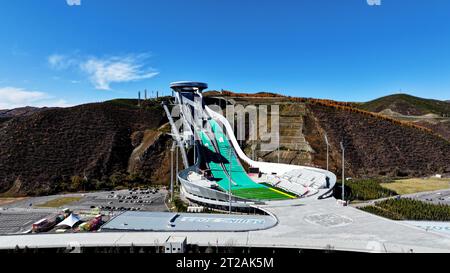 ZHANGJIAKOU, CINA - 16 OTTOBRE 2023 - la vista autunnale del "Centro Nazionale di salto con gli sci" per le Olimpiadi invernali di Pechino 2022, costruita una montagna, Foto Stock