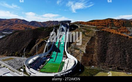 ZHANGJIAKOU, CINA - 16 OTTOBRE 2023 - la vista autunnale del "Centro Nazionale di salto con gli sci" per le Olimpiadi invernali di Pechino 2022, costruita una montagna, Foto Stock