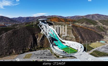 ZHANGJIAKOU, CINA - 16 OTTOBRE 2023 - la vista autunnale del "Centro Nazionale di salto con gli sci" per le Olimpiadi invernali di Pechino 2022, costruita una montagna, Foto Stock