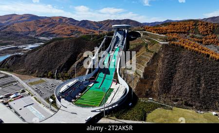 ZHANGJIAKOU, CINA - 16 OTTOBRE 2023 - la vista autunnale del "Centro Nazionale di salto con gli sci" per le Olimpiadi invernali di Pechino 2022, costruita una montagna, Foto Stock