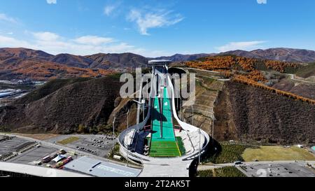 ZHANGJIAKOU, CINA - 16 OTTOBRE 2023 - la vista autunnale del "Centro Nazionale di salto con gli sci" per le Olimpiadi invernali di Pechino 2022, costruita una montagna, Foto Stock