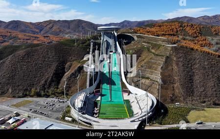 ZHANGJIAKOU, CINA - 16 OTTOBRE 2023 - la vista autunnale del "Centro Nazionale di salto con gli sci" per le Olimpiadi invernali di Pechino 2022, costruita una montagna, Foto Stock