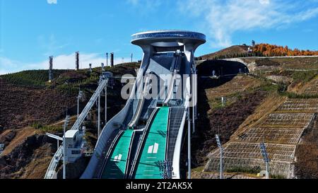 ZHANGJIAKOU, CINA - 16 OTTOBRE 2023 - la vista autunnale del "Centro Nazionale di salto con gli sci" per le Olimpiadi invernali di Pechino 2022, costruita una montagna, Foto Stock