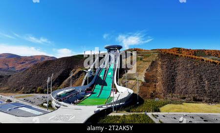ZHANGJIAKOU, CINA - 16 OTTOBRE 2023 - la vista autunnale del "Centro Nazionale di salto con gli sci" per le Olimpiadi invernali di Pechino 2022, costruita una montagna, Foto Stock