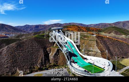 ZHANGJIAKOU, CINA - 16 OTTOBRE 2023 - la vista autunnale del "Centro Nazionale di salto con gli sci" per le Olimpiadi invernali di Pechino 2022, costruita una montagna, Foto Stock