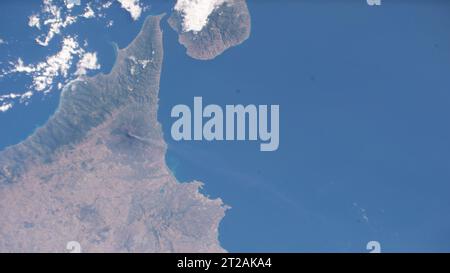 La Sicilia, la più grande isola del Mediterraneo e una delle 20 regioni italiane, è fotografata dalla stazione spaziale Internazionale il 3 luglio 2023, mentre orbitava a circa 258 miglia sopra l'isola. Foto Stock