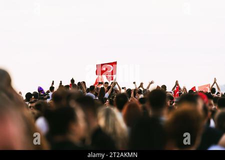 Smirne, Turchia - 9 settembre 2023: Una folla esultante ondeggia numerose bandiere turche a Cumhuriyet Square, celebrando la vibrante celebrazione del libe di Smirne Foto Stock